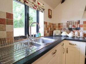 Cottage | Private kitchen | Dishwasher, cookware/dishes/utensils - The Golden Cross (Harleston)