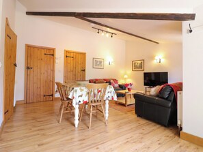Cottage | Living area - The Golden Cross (Harleston)
