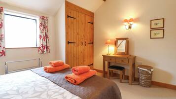 Cottage | 2 bedrooms, individually decorated, individually furnished, free WiFi