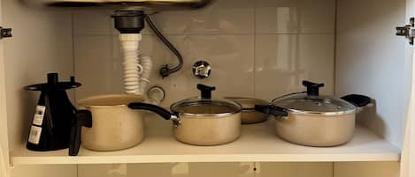 Réfrigérateur, micro-ondes, plaque de cuisson, cafetiÚre/bouilloire