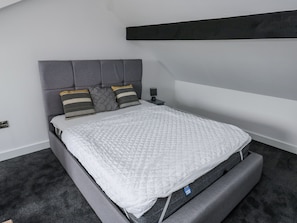 3 quartos, individualmente decorados, individualmente mobiliados