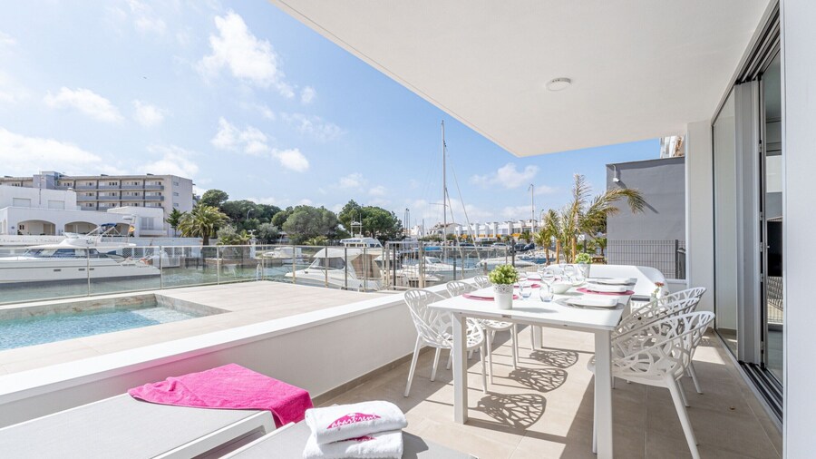 Apartment in Roses Near the Beach & Pool