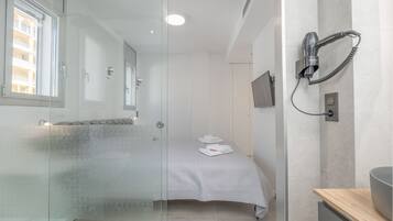 3 chambres, fer et planche à repasser