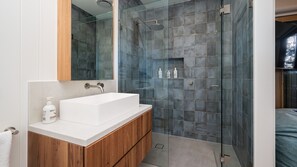 Regadera, secadora de cabello, toallas 