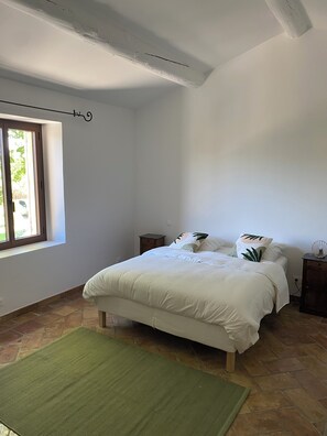 5 dormitoris, planxa i posts de planxar, wifi i roba de llit 