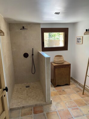 Shower, hair dryer, towels - Le Mas in the shade of the plane trees (Cavaillon)