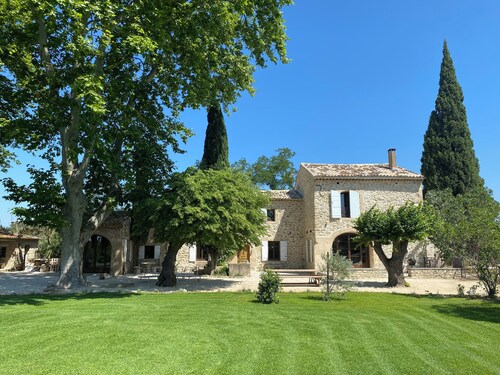 Le Mas in the shade of the plane trees