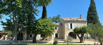 Le Mas in the shade of the plane trees