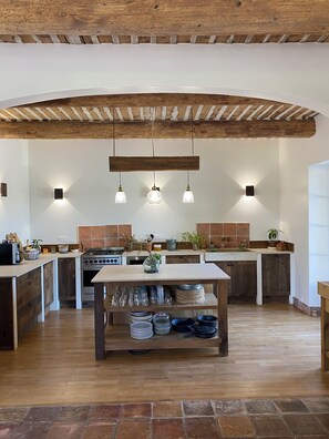 Mikrobølgeovn, ovn, kokeplater og oppvaskmaskin