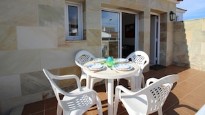 Villa | Outdoor dining - Villa in Empuriabrava With Private Pool (Castello d'Empuries)