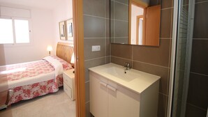 Villa | Bathroom - Villa in Empuriabrava With Private Pool (Castello d'Empuries)