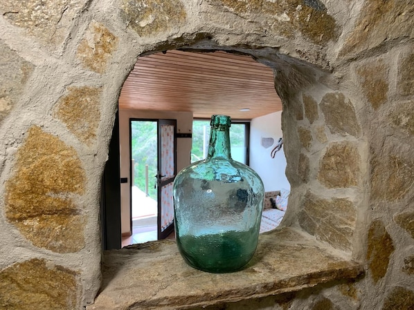 Una botella verde en un arco de piedra.