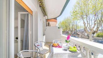 Apartment | Outdoor dining