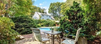 Charming bungalow with pool! Walk to Front Beach and shops! Sep-Oct Availability