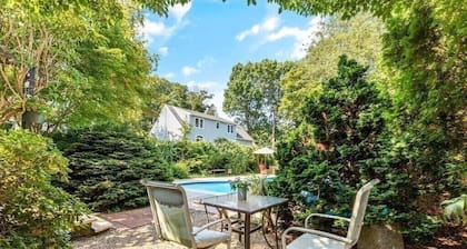 Charming bungalow with pool! Walk to Front Beach and shops! Sep-Oct Availability