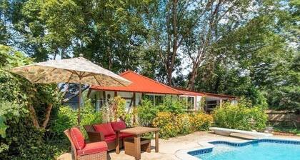 Charming bungalow with pool! Walk to Front Beach and shops! Aug-Oct Availability