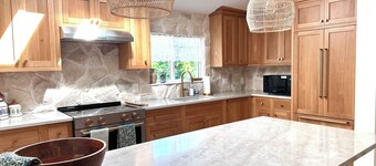 Newly Updated! Private Pool! Walk to Beach, Shops, Restaurants & Train!