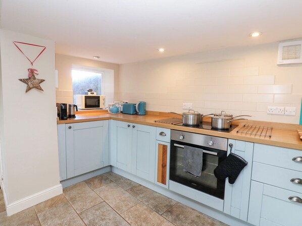 Lave-vaisselle, batterie de cuisine, vaisselle et ustensiles