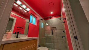 Dusche, Haartrockner, Handtücher, Toilettenpapier