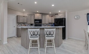 Kjøleskap, mikrobølgeovn, ovn og kokeplater