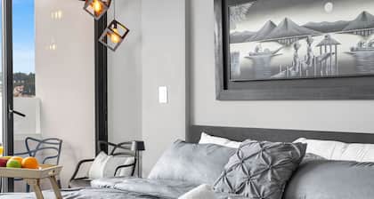 Beautiful, cozy, upscale APT next to Las Ramblas