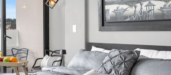 Beautiful, cozy, upscale APT next to Las Ramblas