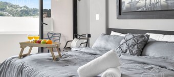 Beautiful, cozy, upscale APT next to Las Ramblas