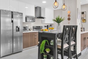 Réfrigérateur, four à micro-ondes, un four, cafetiÚre-théiÚre