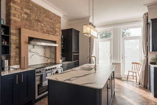 Fridge, oven, dishwasher, coffee/tea maker