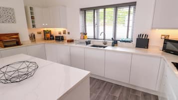 Dishwasher, cookware/dishes/utensils