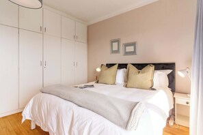 2 bedrooms, desk, iron/ironing board, WiFi