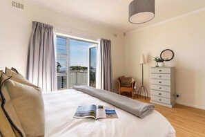 2 bedrooms, desk, iron/ironing board, WiFi