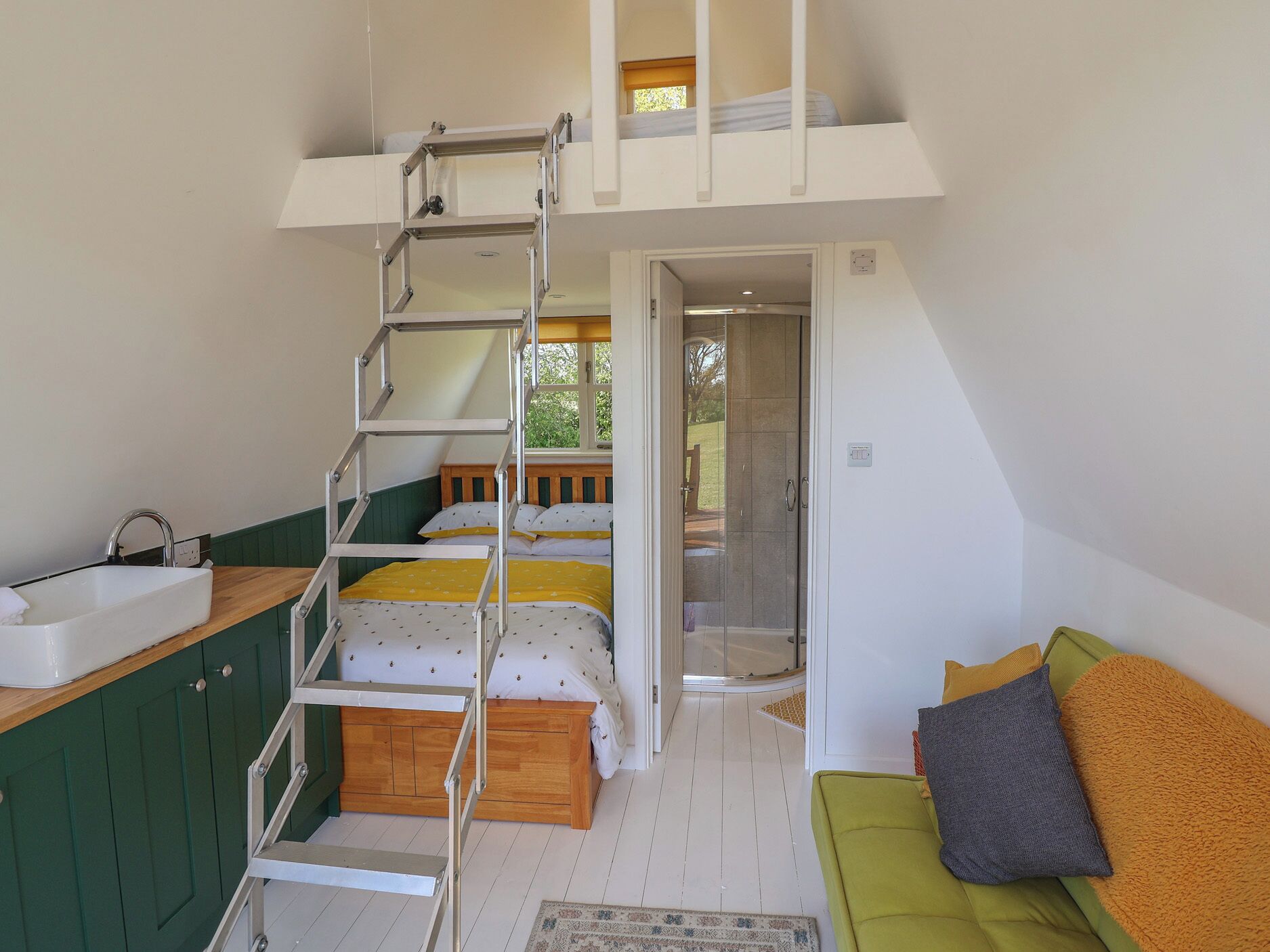 2 quartos, individualmente decorados, individualmente mobiliados