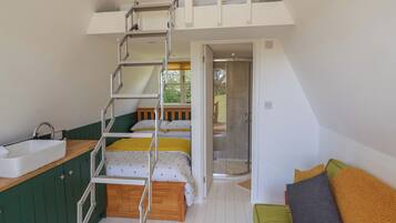 2 quartos, individualmente decorados, individualmente mobiliados