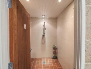 Cottage | Bathroom | Shower - Oak Tree (Woodbridge)