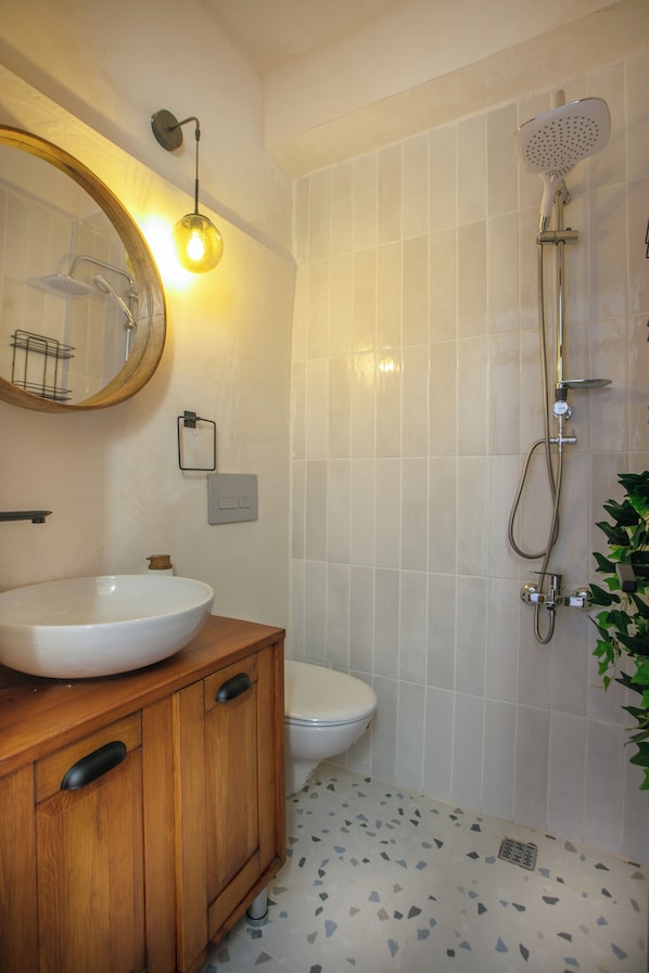 Estudio, vista al jardín | Baño | Pantuflas