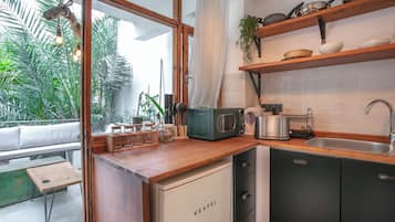 Studio, Garden View | Private kitchen
