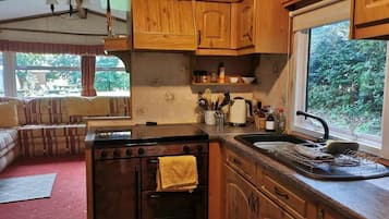 Fridge, oven, stovetop, electric kettle