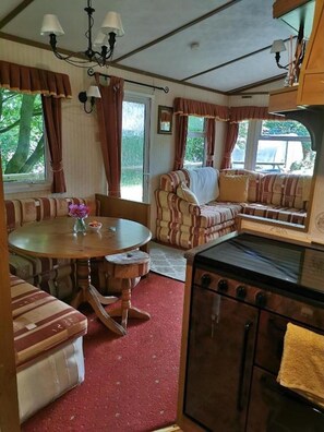 Chimenea, libros y estéreo