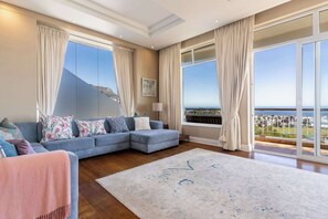 Fernseher, Kamin, Arbeitsbereiche