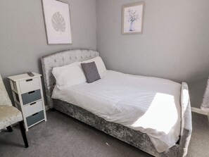 2 Schlafzimmer, individuell dekoriert, individuell eingerichtet