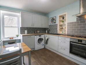 Dishwasher, cookware/dishes/utensils - Fleet Townhouse (Castle Douglas)