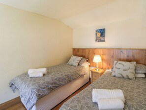 2 kamar tidur dan didekorasi berbeda-beda