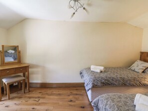 2 Schlafzimmer, individuell dekoriert, individuell eingerichtet