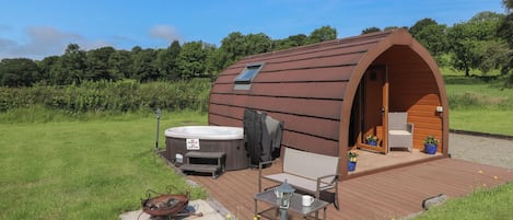 Cottage | Outdoor spa tub