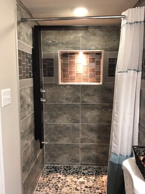 Dusche, Handtücher, Seife, Toilettenpapier