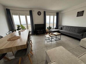 Living room - Modern Apartment for 9 in Loire (Le Mans)