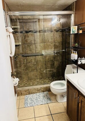 Hair dryer, towels, soap, toilet paper - Cozy 3-bedrooms- Downtown Gainesville, FL (Gainesville)