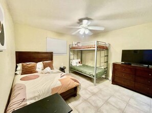3 bedrooms, iron/ironing board, WiFi, bed sheets - Cozy 3-bedrooms- Downtown Gainesville, FL (Gainesville)