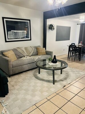 Living area - Cozy 3-bedrooms- Downtown Gainesville, FL (Gainesville)